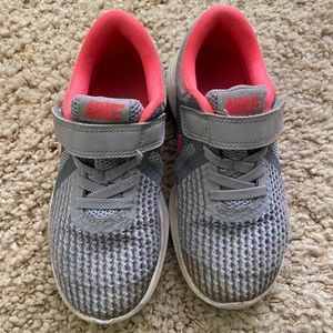 Nike girls tennis shoes!